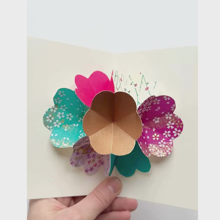 vidéo de démonstration de l'ouverture de la carte du kit 4 cartes pop-up dans les tons mauve, magenta, bleu canard et dorés « fluorite » adeline klam