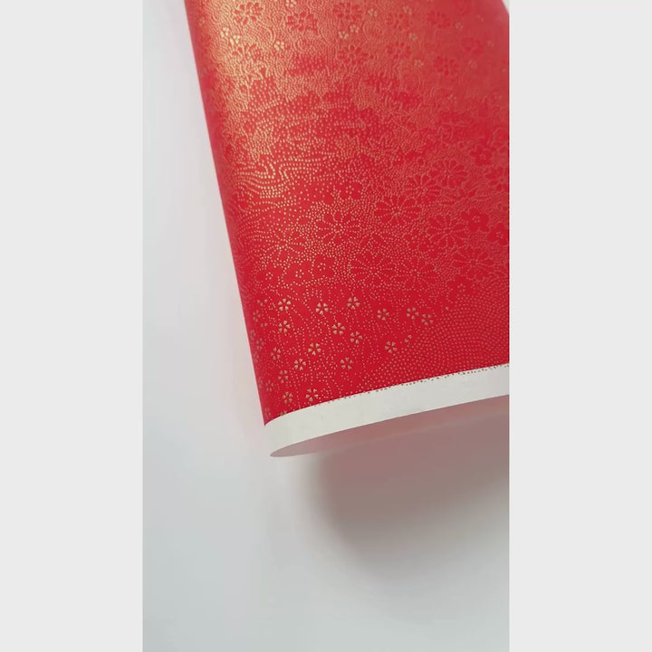 vidéo de démonstration du papier japonais yuzen chiyogami aux motifs de paysage en pointillés dorés sur fond rouge adeline klam (M822)