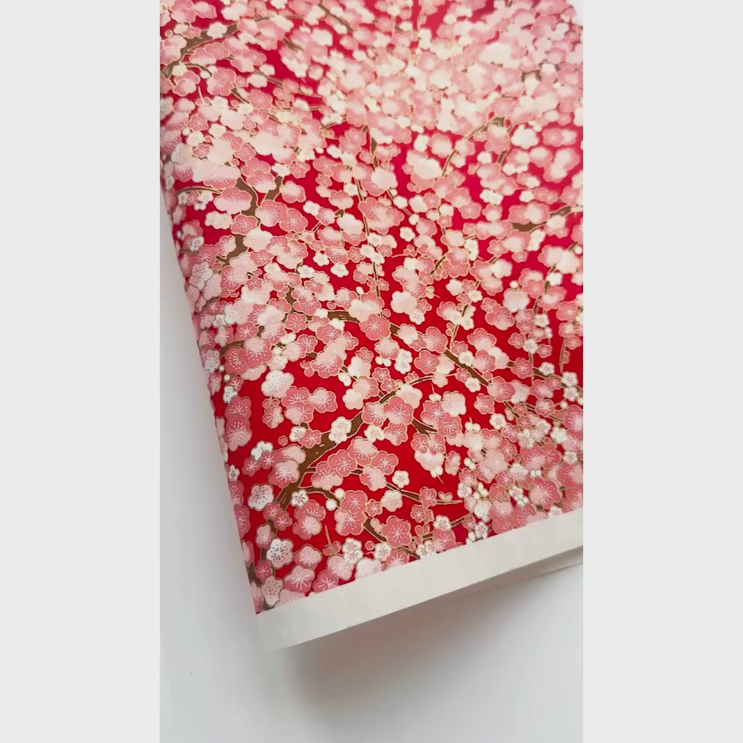 vidéo de démonstration du papier japonais yuzen chiyogami aux motifs de fleurs de prunier dans les tons rouges, roses et crème adeline klam (M446)