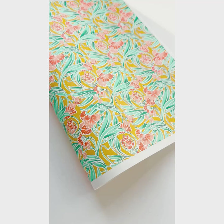 vidéo de démonstration du papier japonais yuzen chiyogami aux motifs de fleurs « art nouveau » dans les tons jaune moutarde, vert d'eau et corail adeline klam (M987)