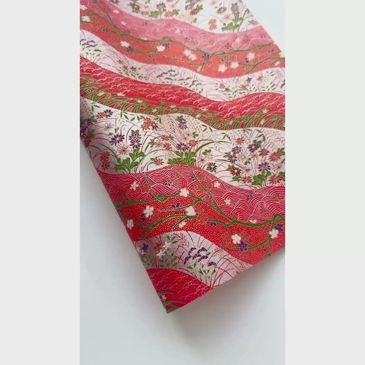 vidéo de démonstration du papier japonais yuzen chiyogami aux motifs de dunes et de fleurs dans les tons rouges, verts et argentés adeline klam (M745)