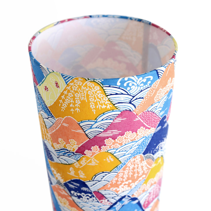 zoom sur une lampe japonaise à poser aux motifs de montagnes et de rivières dans les tons bleus, orange, jaunes et mauve (M966) adeline klam