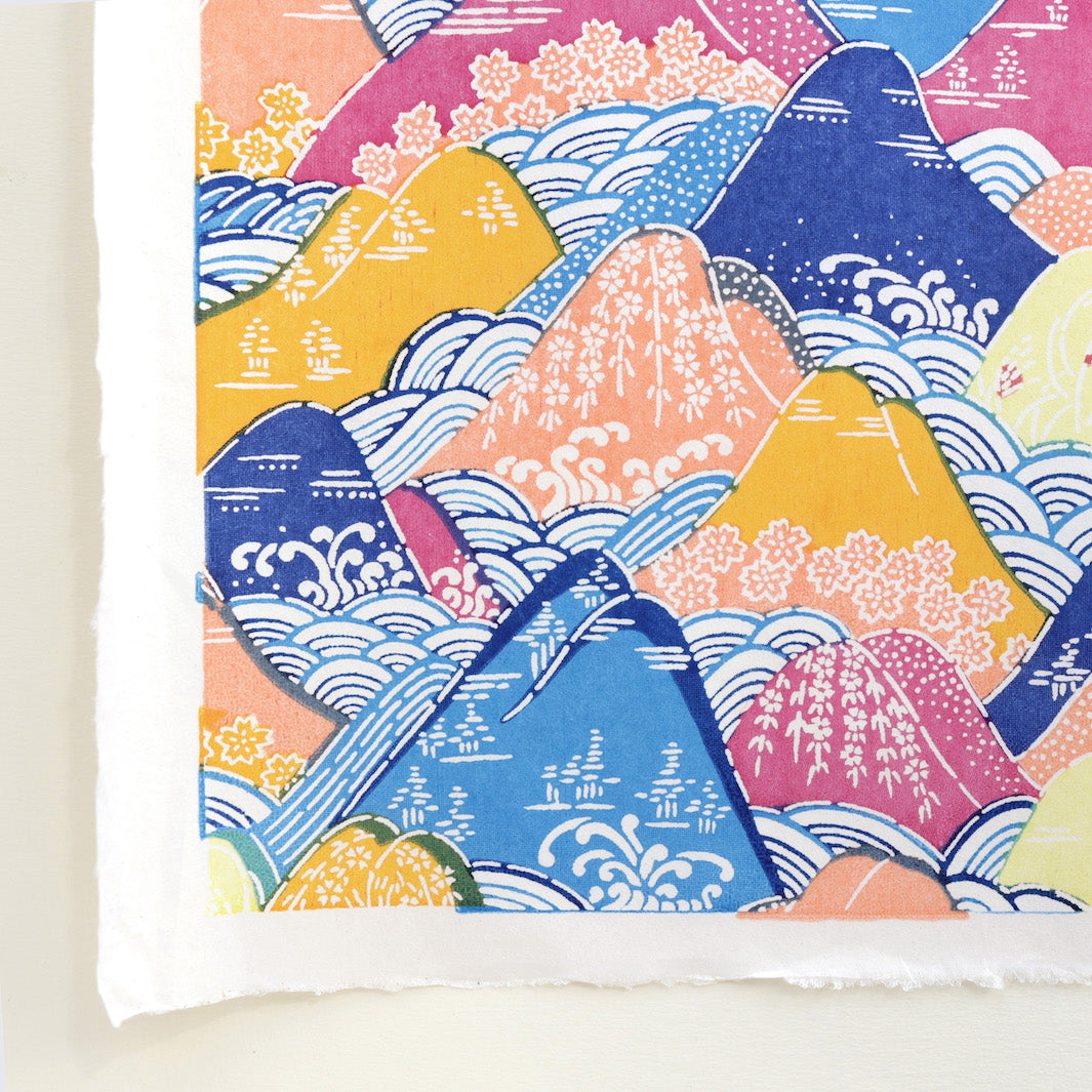zoom d'un papier japonais katazome aux motifs de montages et de rivières bleus, orange, jaunes et mauve adeline klam