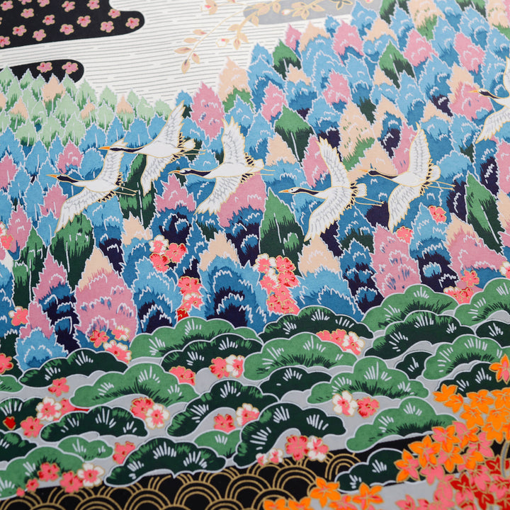 zoom des motifs de grues et de forêts du poster en papier japonais au motif de paysage japonais dans les tons bleus, verts, gris, noirs, orange et roses adeline klam