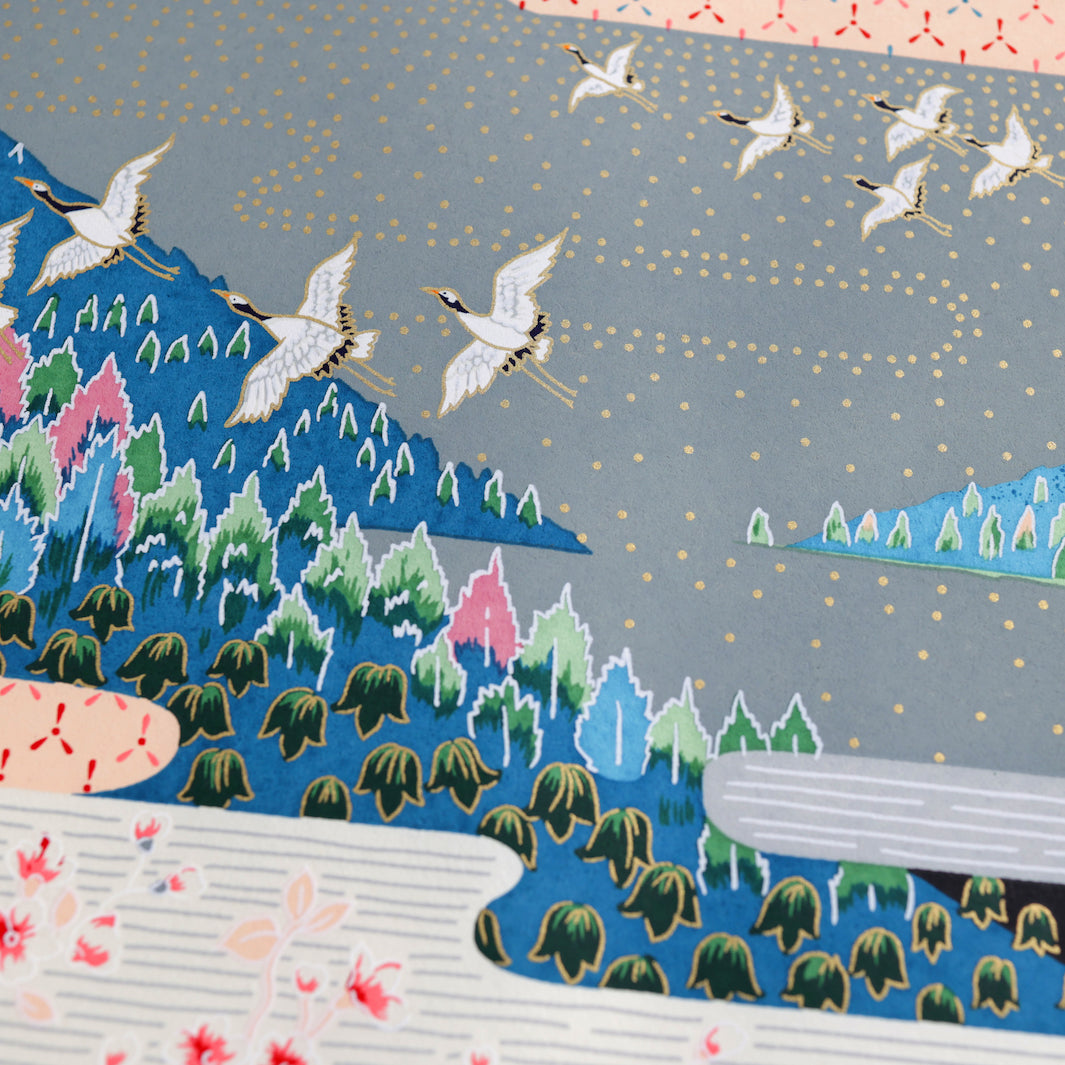 zoom des motifs de grues et de montagnes du poster en papier japonais au motif de paysage japonais dans les tons bleus, verts, gris, noirs, orange et roses adeline klam