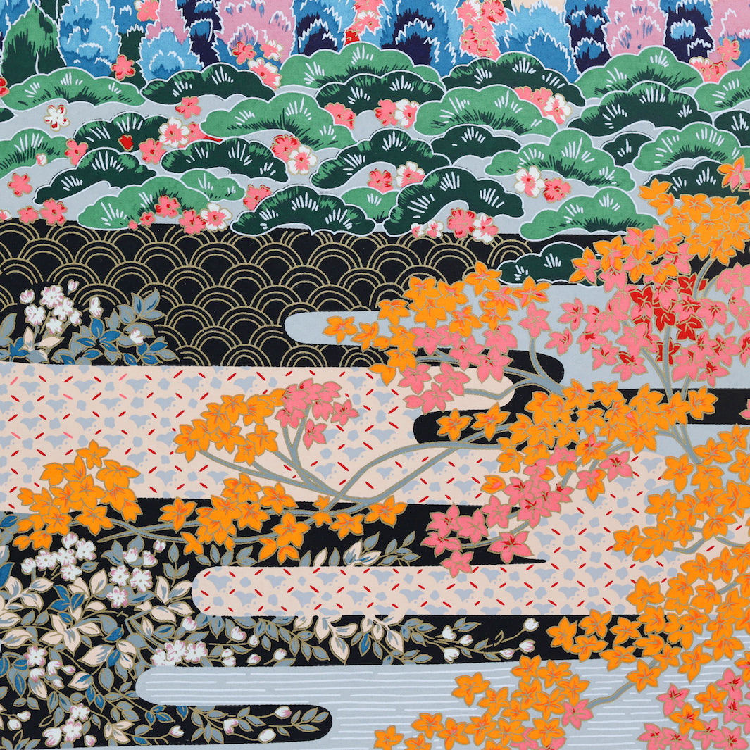 zoom des motifs de pins, d'érables et de pruniers du poster en papier japonais au motif de paysage japonais dans les tons bleus, verts, gris, noirs, orange et roses adeline klam