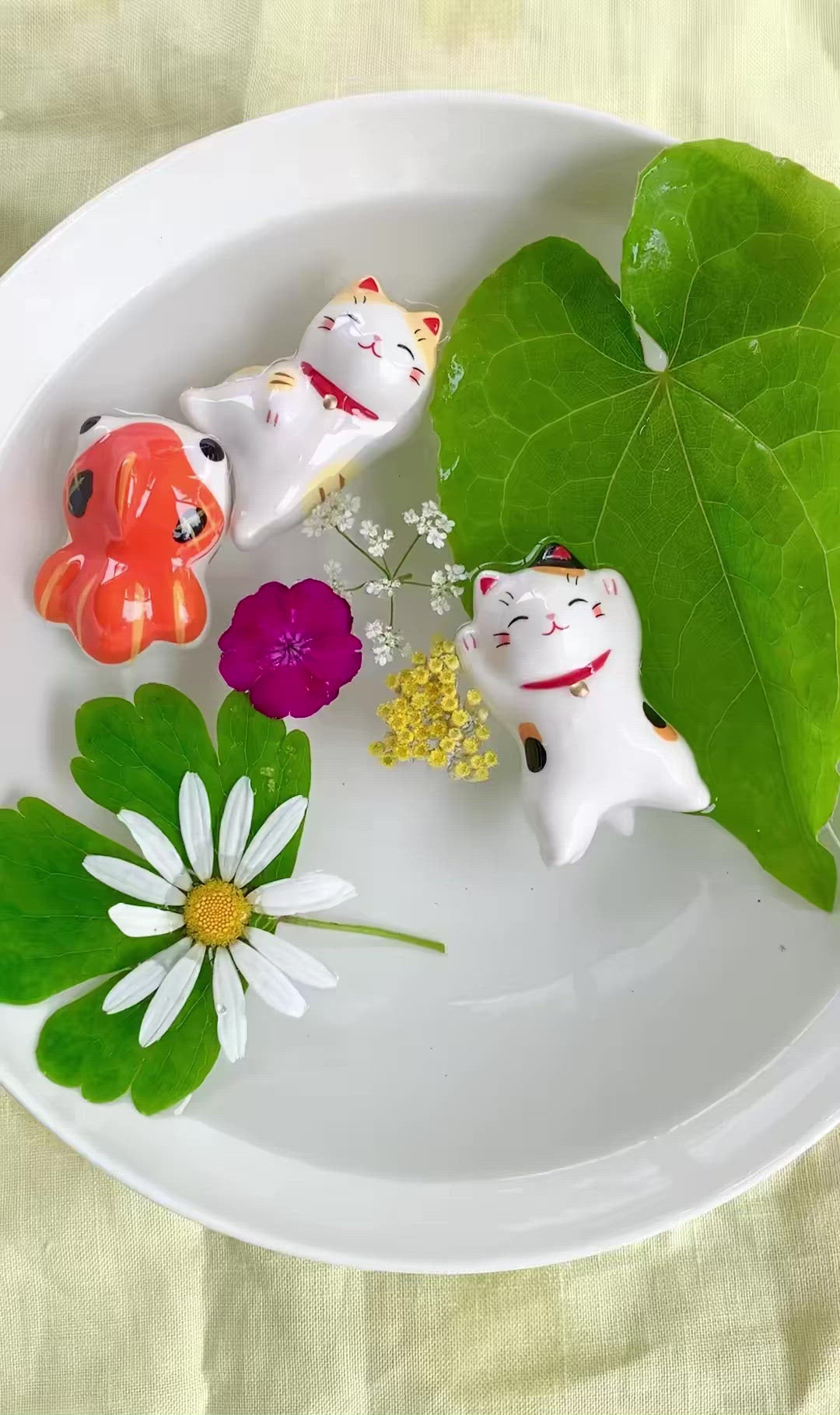 Chat Maneki-Neko Flottant en Céramique - Moucheté, Noir et Roux