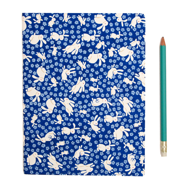 Papier Japonais - Lapins blancs et petites fleurs bleues pâles sur fond bleu - M453-Papier japonais-AdelineKlam