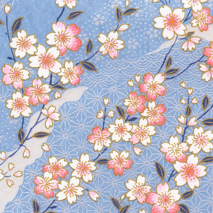 carré de 10cm par 10cm de papier japonais yuzen chiyogami aux motifs de fleurs de cerisier et de motifs variésdans les tons bleu clair, roses et blancs adeline klam (M384)