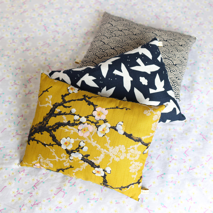 Coussin en Tissus Japonais - Fleurs de Prunier et Vagues en Pointillé - Jaune Moutarde, Blanc, Brun et Bleu Marine