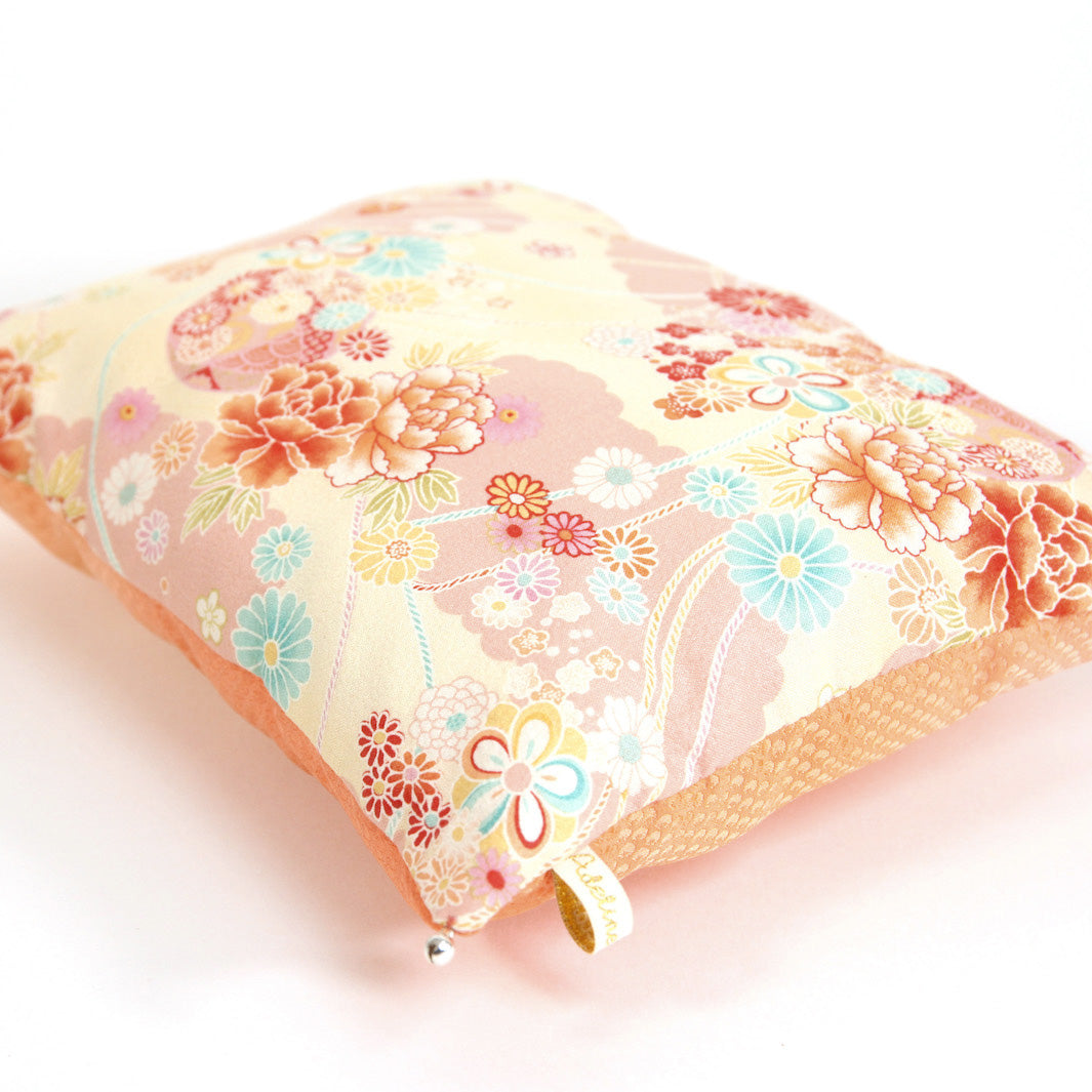 Coussin en Tissus Japonais - Fleurs, Nuages et Écailles - Jaune et Rose Clairs, Bleu et Corail