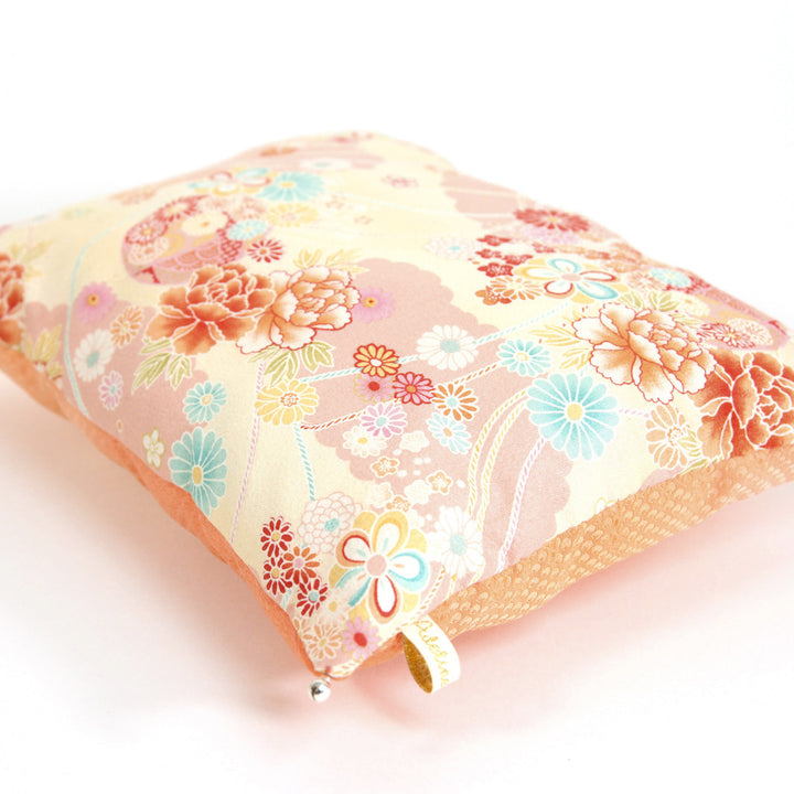 Coussin en Tissus Japonais - Fleurs, Nuages et Écailles - Jaune et Rose Clairs, Bleu et Corail