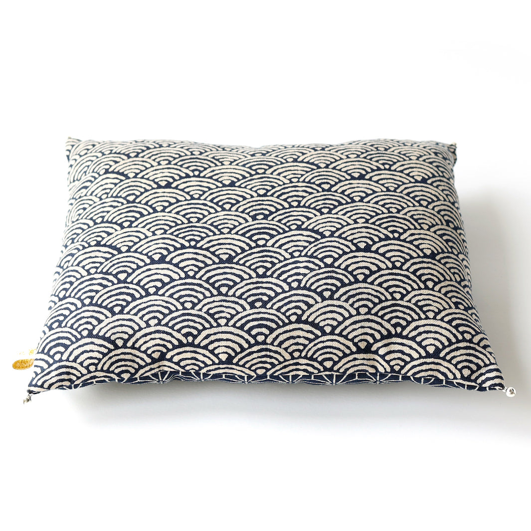 Coussin en Tissus Japonais - Vagues et Étoiles Traditionnelles - Bleu Marine et Beige