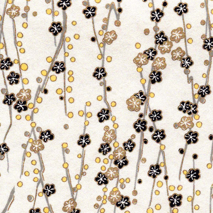 carré de 10cm par 10cm de papier japonais yuzen chiyogami aux motifs de branches en fleurs dans les tons blanc crème, noirs et dorés adeline klam (M570)
