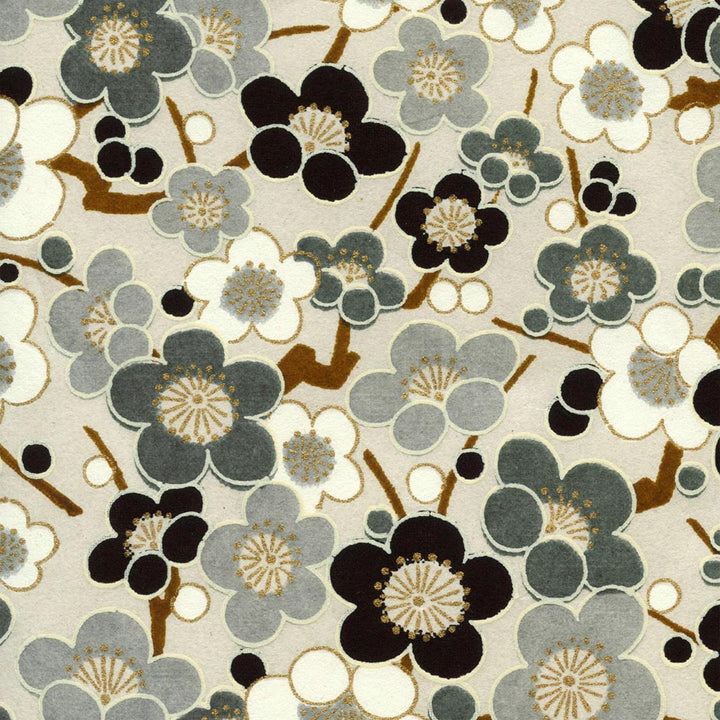 carré de 10cm par 10cm de papier japonais yuzen chiyogami aux motifs de grosses fleurs de prunier blancs, noirs, gris clair et foncé, beige, marron et dorés adeline klam (M452)