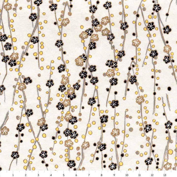 carré de 14cm par 14cm de papier japonais yuzen chiyogami aux motifs de branches en fleurs dans les tons blanc crème, noirs et dorés adeline klam (M570)