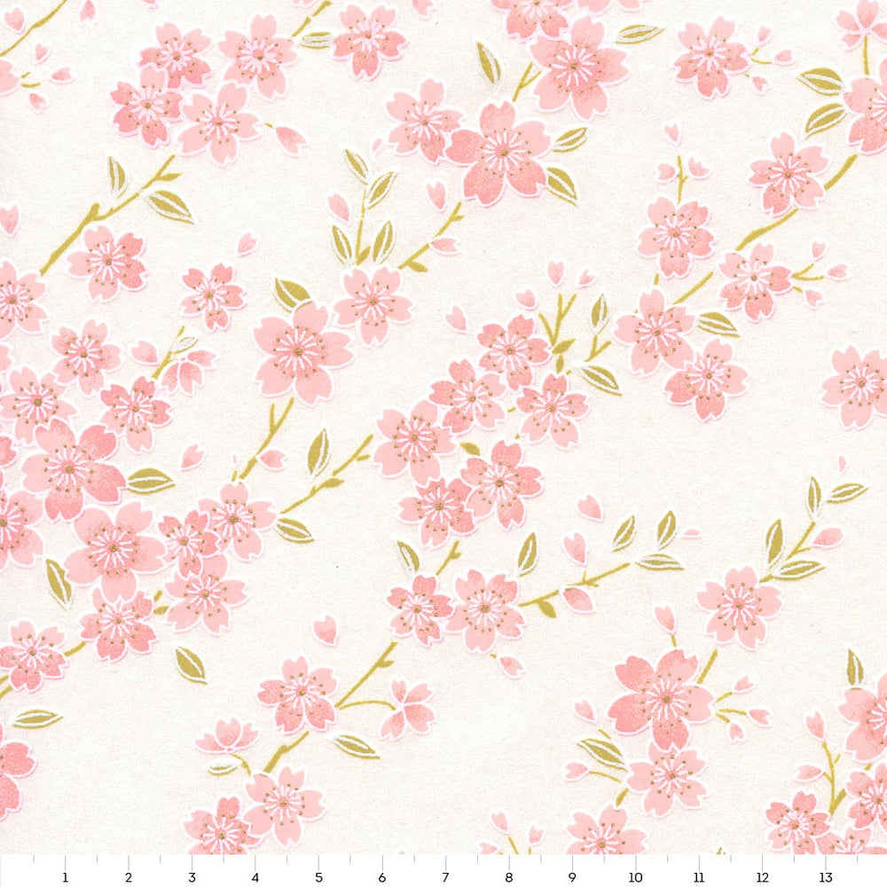 carré de 14cm par 14cm de papier japonais yuzen chiyogami aux motifs de branches de cerisier en fleurs dans les tons blanc nacré, rose poudré et vert tilleul  (M899)