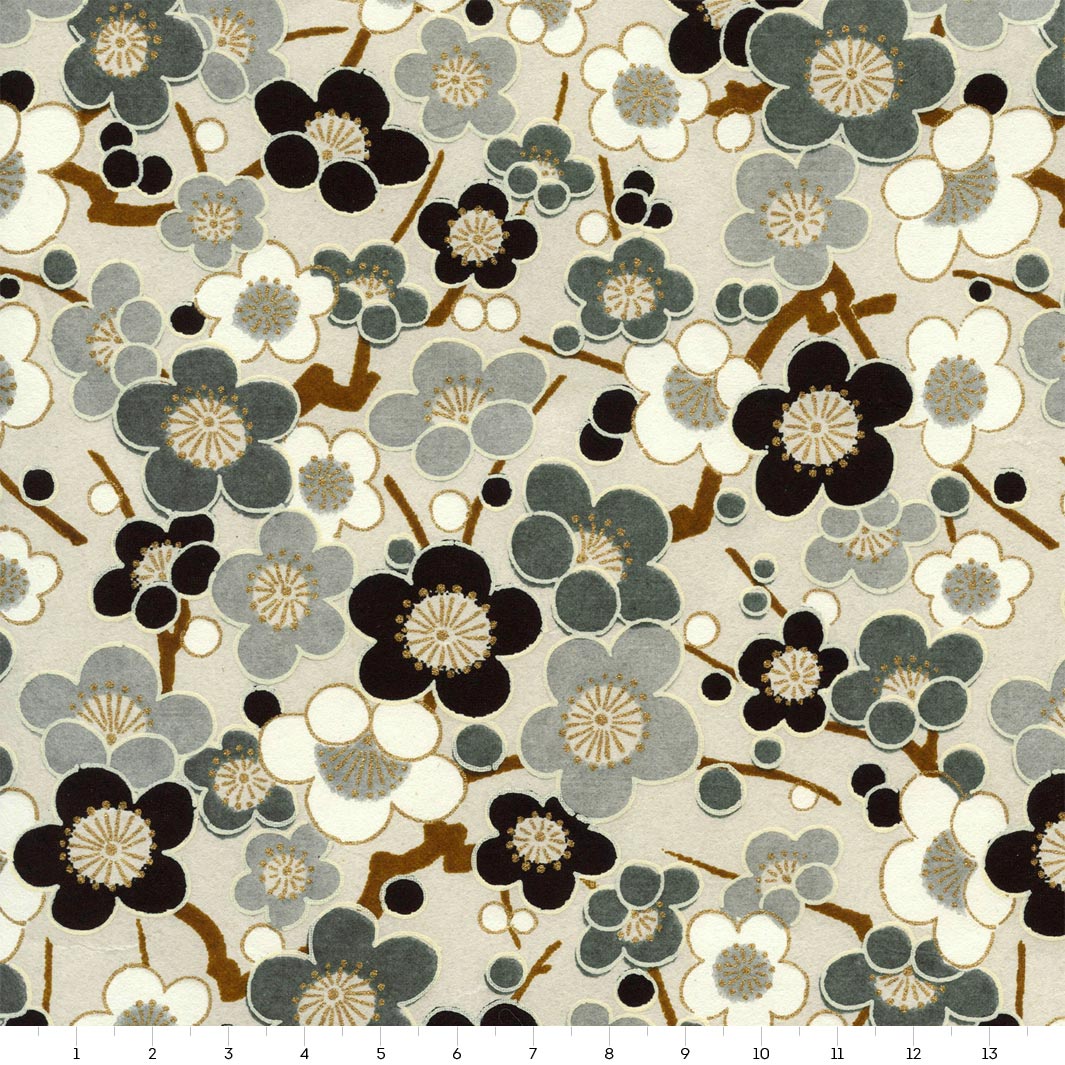 carré de 14cm par 14cm de papier japonais yuzen chiyogami aux motifs de grosses fleurs de prunier blancs, noirs, gris clair et foncé, beige, marron et dorés adeline klam (M452)