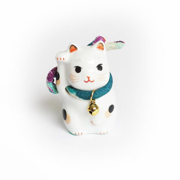 Grigri Chat en Porcelaine - Maneki Neko - Collier Multicolore, Coussin Rouge