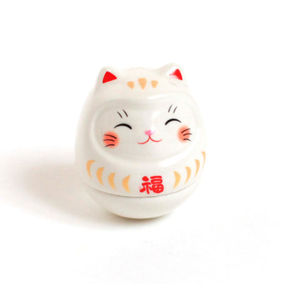 petit culbuto japonais ou koro-rin en forme de daruma chat blanc de face