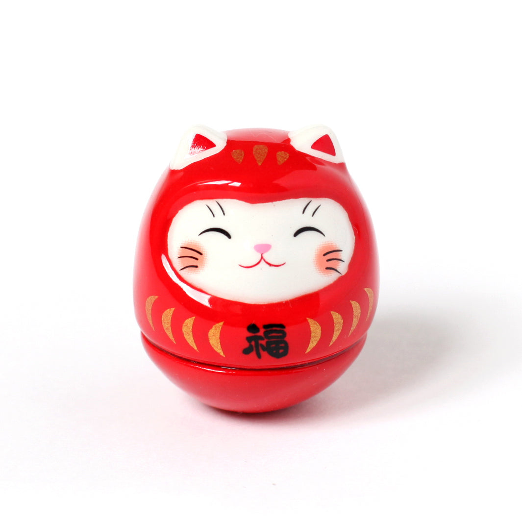 petit culbuto japonais ou koro-rin en forme de daruma chat rouge de face