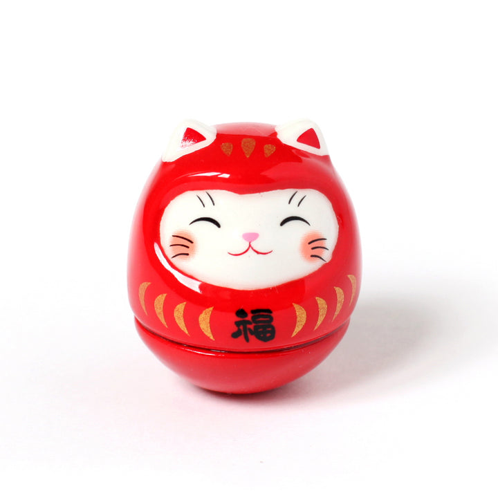 petit culbuto japonais ou koro-rin en forme de daruma chat rouge de face