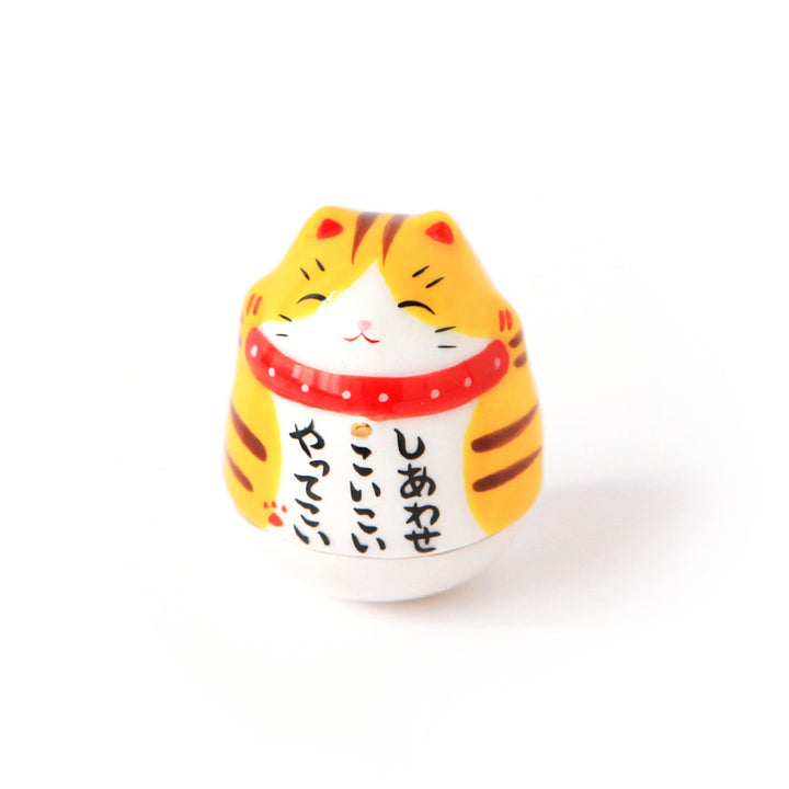 culbuto japonais en forme de maneki-neko au pelage tigré jaune, blanc et marron