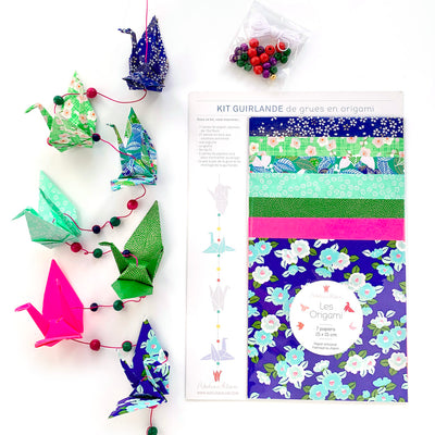 vue de la guirlande et du kit guirlande de grues en origami « fantastique » dans les tons bleu nuit, verts et rose fluo