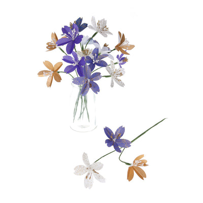 photo d'ambiance d'un kit bouquet fleurs de cerisier «céleste » dans les tons bleu nuit, violet et dorés monté en bouquet