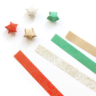 kit d'étoiles en origami et papier japonais rouge, vert et doré « noël » adeline klam posé en biais