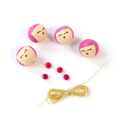 petites perles roses, perles « visages » souriants aux détails roses et fil doré 