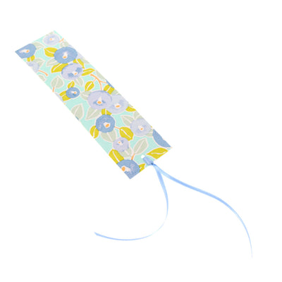 recto d'un marque-page en papier japonais aux motifs de camélias et de champs de fleurs dans les tons vert d'eau, jaune acidulé et bleu lavande adeline klam