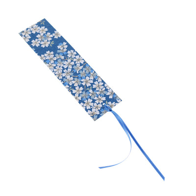 recto d'un marque-page en papier japonais aux motifs de fleurs de cerisier et de vagues inversées dans les tons bleu marine adeline klam