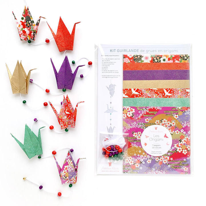 vue de la guirlande et du kit guirlande de grues en origami « geisha » dans les tons rouges, violets, verts et dorés