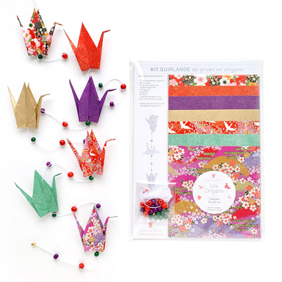 vue de la guirlande et du kit guirlande de grues en origami « geisha » dans les tons rouges, violets, verts et dorés