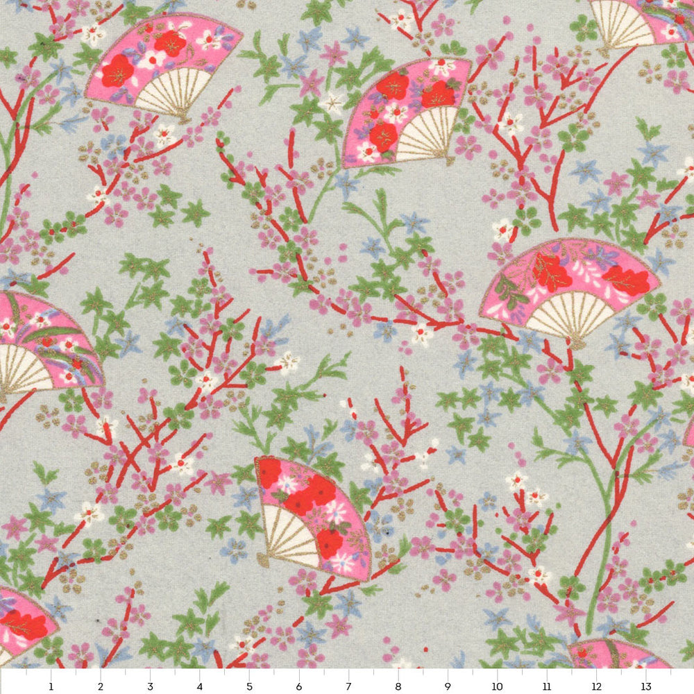 papier japonais aux motifs d'éventails et de branches de couleurs grises, rouges, rose vif et vert adeline klam de 14cm par 14cm