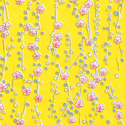 papier japonais aux motifs de branches en fleurs jaune adeline klam de 10cm par 10cm
