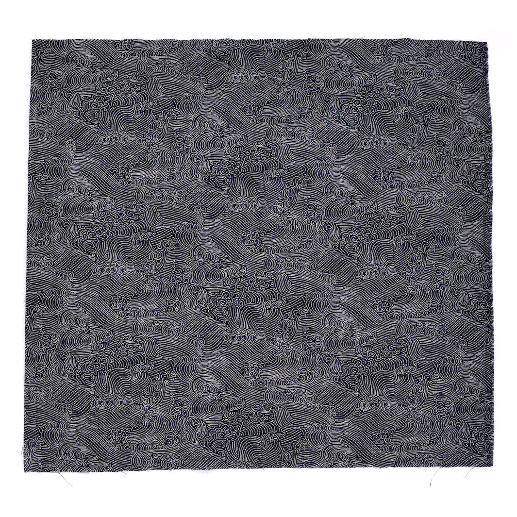 petit coupon de 50cm par 50cm d'un tissu japonais au motif de vagues houleuses de couleur noire adeline klam