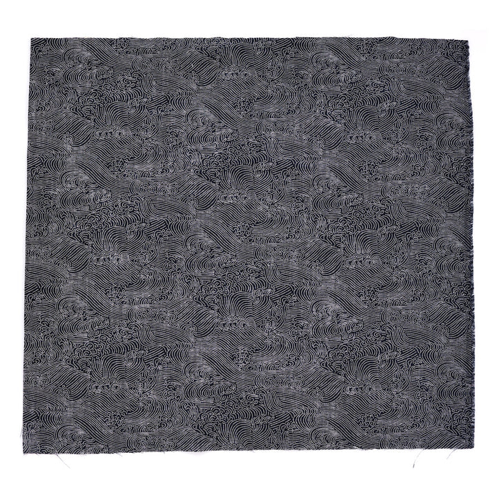 petit coupon de 50cm par 50cm d'un tissu japonais au motif de vagues houleuses de couleur noire adeline klam