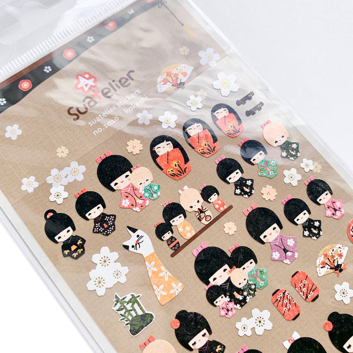 zoom d'une planche de 60 stickers aux motifs de kokeshi