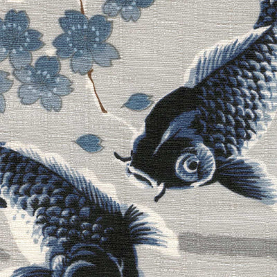 zoom de 10cm par 10cm d'un tissu japonais aux motifs de carpes et de fleurs de cerisier dans les tons gris et bleu adeline klam